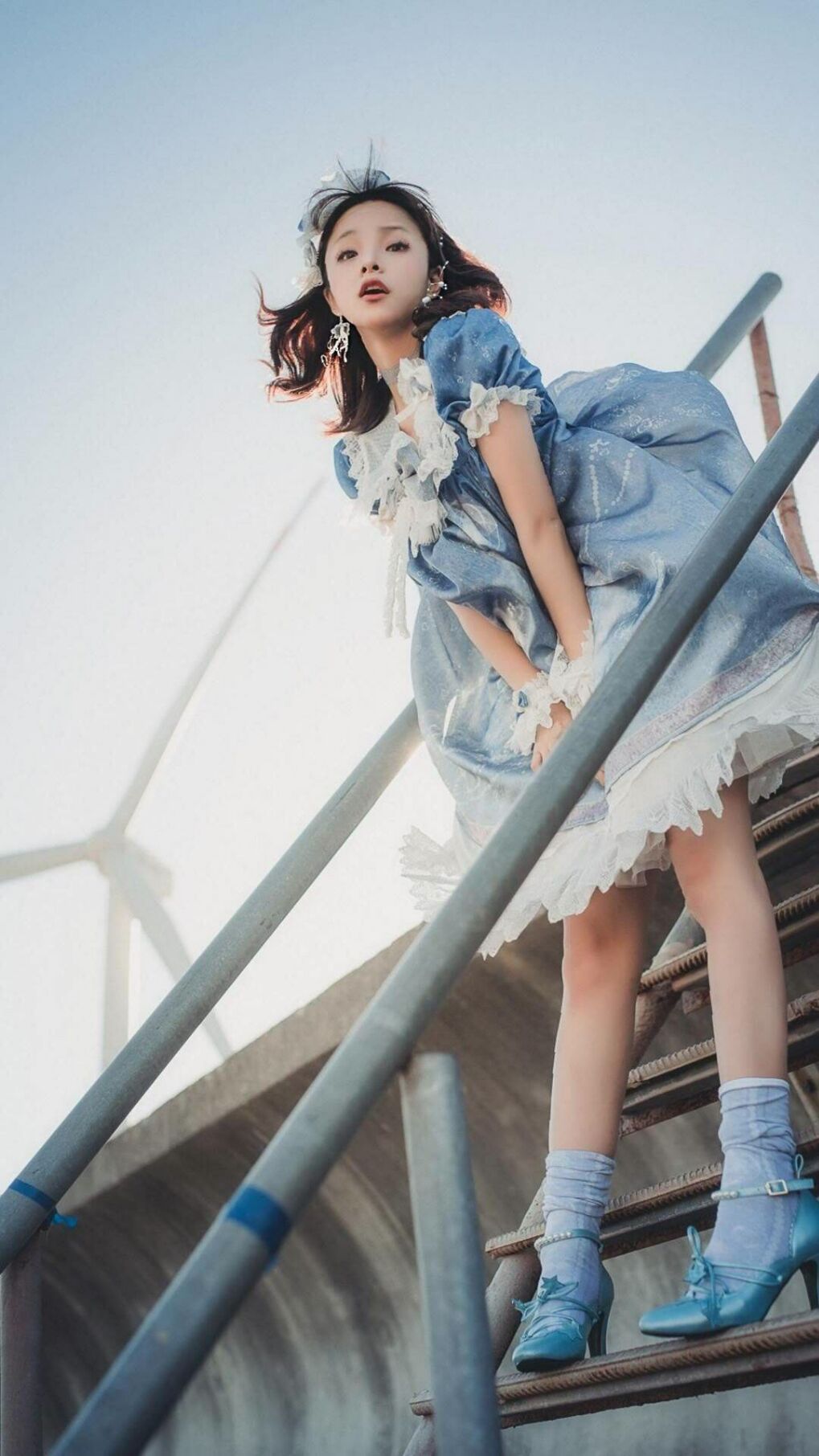 维拉高位逼抢迫使对方连续传球失误，维拉 pb