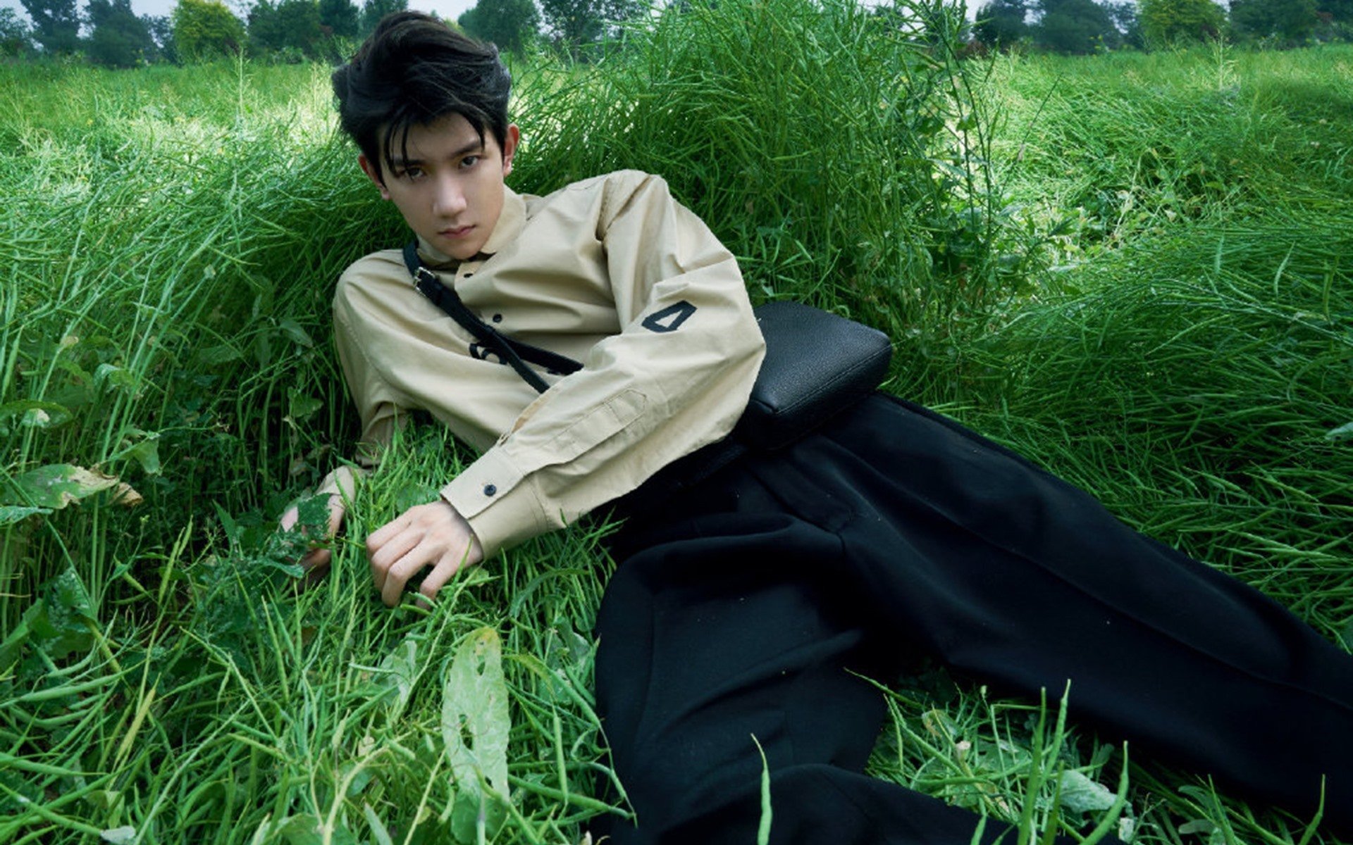 比赛前教练组反复推演战术确保每位球员明确角色与站位,比赛前教练在排兵布阵时的想法是